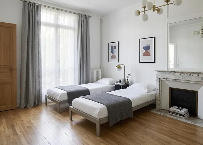 Montaigne Alma Paris